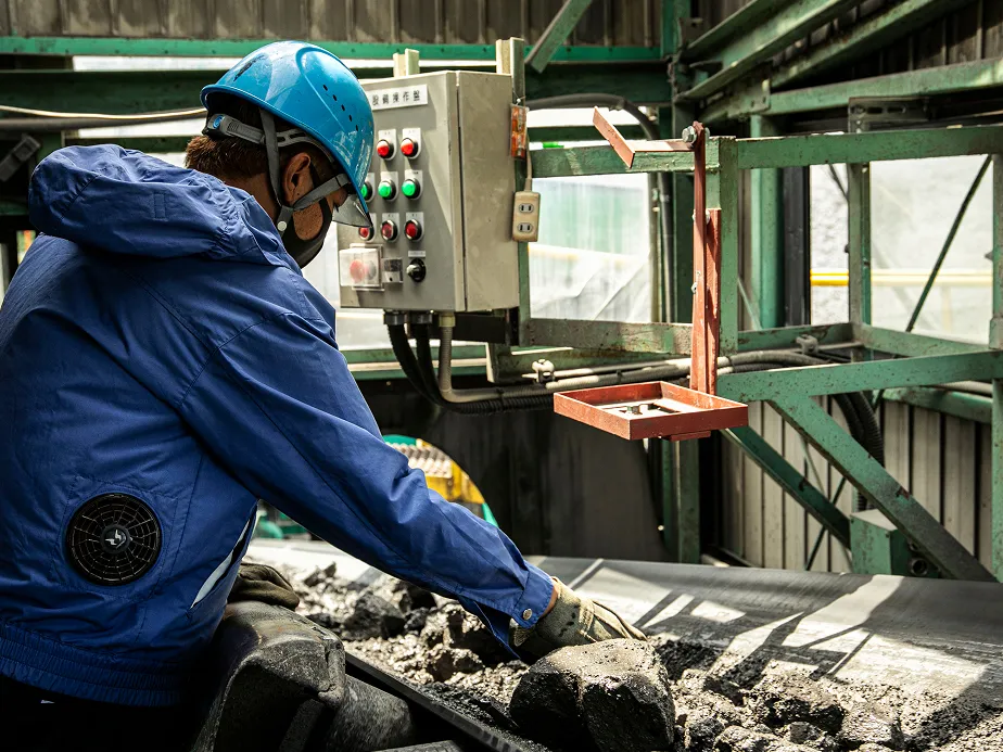 立体構造の工場設備のイラスト