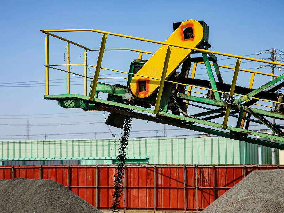 立体構造の工場設備のイラスト